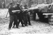 Polen, Reparatur eines Panzer VI (Tiger).jpg