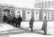 Военнопленные Вюнсдорф - на пути к мечети.jpg