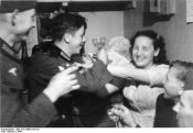 Bundesarchiv_Bild_101II-MW-1019-20%2C_Frankreich%2C_Brest%2C_Soldatenbordell.jpg