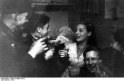 Bundesarchiv_Bild_101II-MW-1019-21%2C_Frankreich%2C_Brest%2C_Soldatenbordell.jpg
