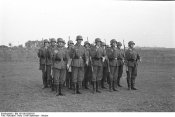 Bundesarchiv_Bild_101I-001-0283-03%2C_Wehrmachtsoldaten_bei_Ausbildung.jpg