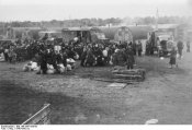 Bundesarchiv Bild 146-1987-058-09, Meldorf, Ankunft von Flüchtlingen.jpg
