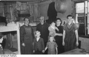 Bundesarchiv Bild 146-2004-0100, Bayern, Hof Moschendorf, Flüchtlingslager.jpg