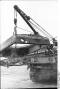 Bundesarchiv Bild 101I-235-0996-29A, Russland, Reparatur eines Panzer mit Sd Kfz 9-1.jpg