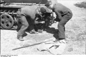 Bundesarchiv Bild 101I-259-1399-07A, Sudfrankreich, Schutzenpanzer, Wartungsarbeiten.jpg