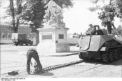 Bundesarchiv Bild 101I-259-1399-17A, Sudfrankreich, Schutzenpanzer, Wartungsarbeiten.jpg
