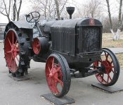 700px-Трактор_СХТЗ_15-30.jpg