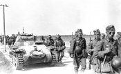 German-Infranty-along-with-a-Panzer-PzKpfw-I-light-tank-advancing-towards-the-front-lines-01.jpg