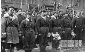 Группа бойцов-лыжников, вернувшихся с войны с белофиннами на одной из улиц Ленинграда..jpeg