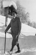 396px-Bundesarchiv_Bild_146-1974-132-10A%2C_Bayern%2C_Adolf_Hitler_bei_Spazierung.jpg