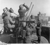 668px-Bundesarchiv_Bild_183-G1230-0502-004,_Berlin,_Zoo-Flakturm,_Flak-Vierling.jpg