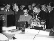 786px-Bundesarchiv_Bild_183-H10250,_Berlin,_Funkausstellung,_J._Goebbels,_H._Kriegler.jpg