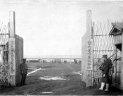 Главные ворота в лагерь Нарасино.jpg