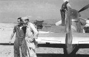 Командир группы Боут Уан полковник Дин Хесс (слева) и капитан Арнольд Маллинс.jpg