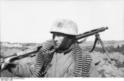 Bundesarchiv_Bild_101I-559-1076-29,_Russland,_Fallschirmjäger_mit_MG_und_Munitionsgurt.jpg