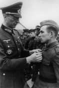 Bundesarchiv_Bild_146-1987-070-08%2C_Russland%2C_Freiwillige_in_der_Wehrmacht.jpg