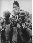 Bundesarchiv_Bild_146-1989-072-20,_Russland,_Soldaten_vor_Ruinen.jpg