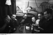 Bundesarchiv Bild 101II-MN-1579-16, An Bord, Kajute.jpg