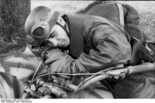 Bundesarchiv Bild 101I-587-2253-31, Soldat (Fallschirmjager), schlafend auf Krad.jpg