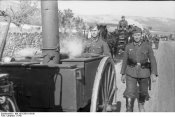 Bundesarchiv Bild 101I-258-1319-36, Sudfrankreich, Verpflegungskolonne auf Landstrasse.jpg