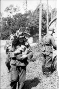 Bundesarchiv_Bild_101I-301-1953-08,_Nordfrankreich,_deutscher_Soldat_mit_Brot.jpg