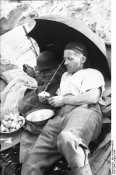 Bundesarchiv_Bild_101I-696-0426-25,_Warschauer_Aufstand,_Soldat_beim_Essen.jpg