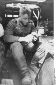 Bundesarchiv_Bild_101I-158-0085-24,_Balkan,_Soldat_in_gepanzertem_Fahrzeug,_essend.jpg