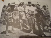 Англиский инструктор и дошнакские добровольцы в Баку,1918 г..jpg