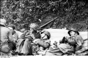Bundesarchiv_Bild_101I-299-1813-34,_Nordfrankreich,_erschöpfte_Soldaten.jpg