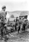 Bundesarchiv_Bild_183-J28619,_Ardennenoffensive,_gefangene_Amerikaner.jpg