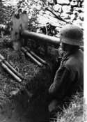 Bundesarchiv Bild 101I-301-1952-31, Frankreich, Soldat mit Panzerabwehrwaffe in Stellung.jpg
