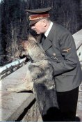 Adolf Hitler с Блонди на прогулке.jpg