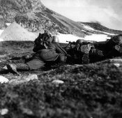01664_Alpini in avanzamento nelle Alpi occidentali nel giugno 1940.jpg