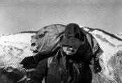 14788_Soldato in marcia sulla neve nella primavera 1941.jpg