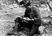 16430_Alpino della divisione Julia spenna un volatile nella primavara 1941.jpg