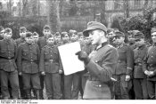 Bundesarchiv_Bild_101I-296-1700-14,_Nordfrankreich,_Offizier_mit_Soldaten.jpg