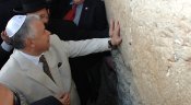 kaczynski_sciana_placzu_izrael_450.jpg