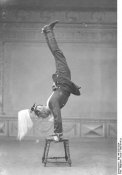 Bundesarchiv_Bild_146-2007-0024,_Ulan_bei_artistischen_Übungen.jpg