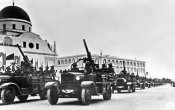 Autocannoni da 75-27 CK défialnt dans les rues de Benghazi à la fin des années 1930.jpg