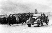 Mussolini passant les troupes en revue à bord d'une Fiat 508 CM.JPG