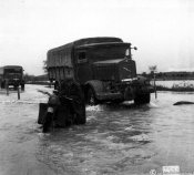 16943_Automezzi in marcia su una strada allagata nella primavara 1941.jpg