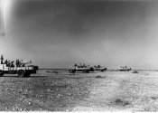 31906_Artiglieria autotrasportata nel deserto di Bir el Gobi nell'autunno-inverno 1941.jpg