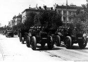 23802_Sfilata di truppe per una via di Atene nella primavera 1941.jpg