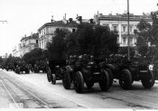 23805_Sfilata di truppe per una via di Atene nella primavera 1941.jpg