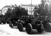 23806_Sfilata di truppe per una via di Atene nella primavera 1941.jpg