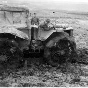 32735_Automezzo militare impantanato in una strada russa nell'autunno-inverno 1941.jpg