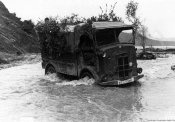 11858_Alpini guadano un torrente in piena con un automezzo nell'inverno 1941.jpg