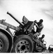 40082_Postazione di artiglieria autocarrata nel deserto nella primavera 1942.jpg