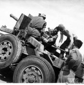 40086_Postazione di artiglieria autocarrata nel deserto nella primavera 1942.jpg