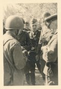 Gefangener russischer Soldat wird verhört ! Cholm Front 7. ID Osten.jpg
